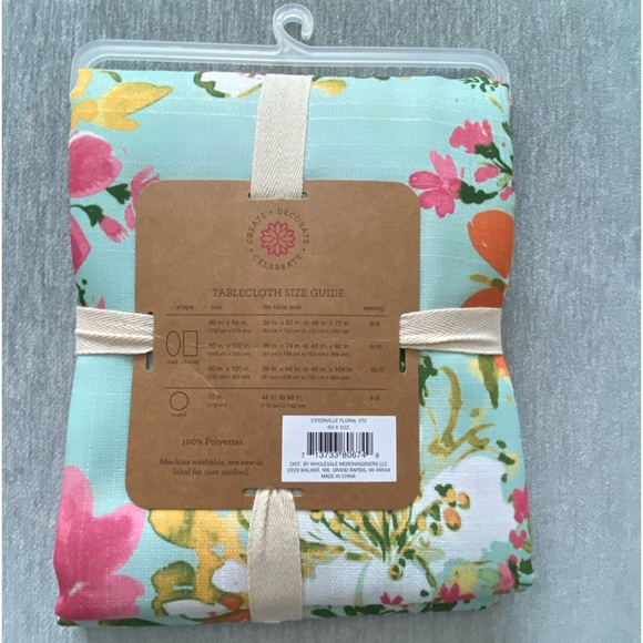 NWT Pretty Blue Oblong Table Cloth with a Floral Print - Picture 5 of 6